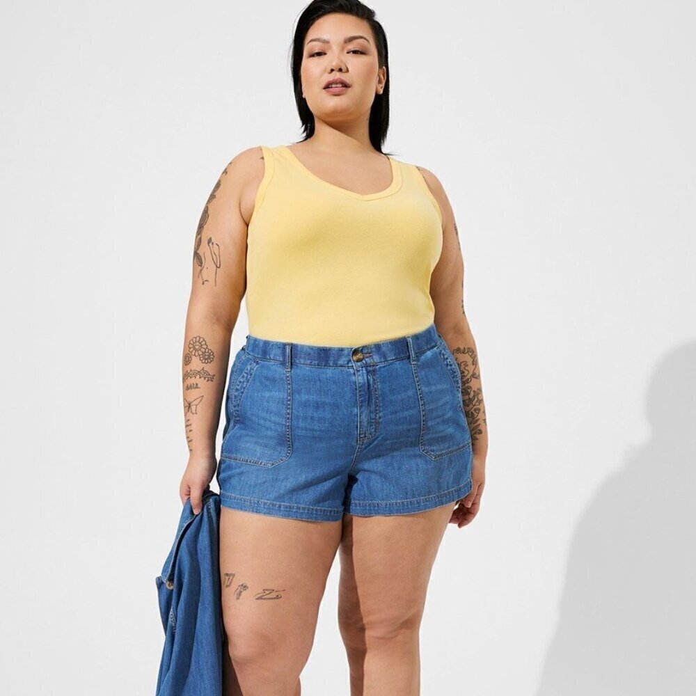 Torrid - 3.5 Inch Relaxed Utility Lightweight Mid-Rise Short in Medium Wash